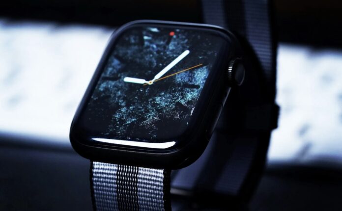 Apple Watch พร้อมหน้าจอ OLED แสดงภาพกราฟิกสีฟ้า