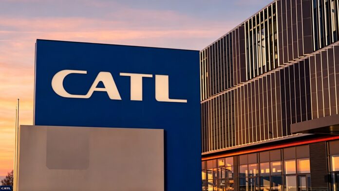 โลโก้ CATL ด้านหน้าอาคารสำนักงานใหญ่ของบริษัทผู้ผลิตแบตเตอรี่รถยนต์ไฟฟ้า ท่ามกลางแสงยามเย็น