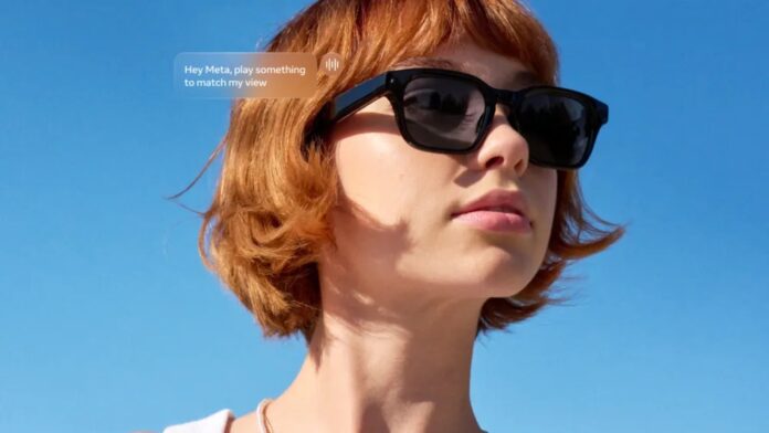 หญิงสาวสวมแว่นอัจฉริยะ Meta Glasses สีดำ มองไปด้านข้าง ท้องฟ้าสีคราม