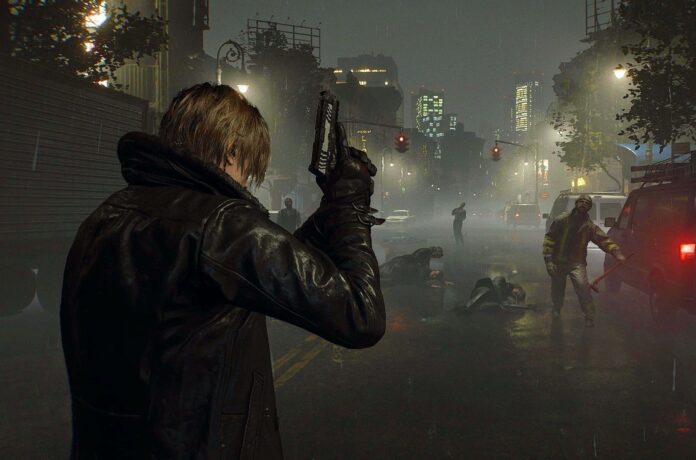 Leon Kennedy เล็งปืนท่ามกลางถนนในเมืองที่ปกคลุมด้วยหมอกและฝูงซอมบี้