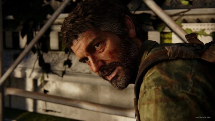 Joel จากเกม The Last of Us ยืนอยู่ภายในอาคารและหันกลับมามองด้านหลัง