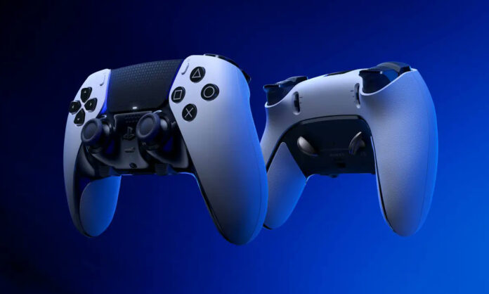 DualSense คอนโทรลเลอร์ PlayStation สีขาว 2 ตัว บนพื้นหลังสีน้ำเงิน