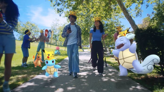 ผู้เล่น Pokémon GO เดินอยู่ในสวนสาธารณะร่วมกับโปเกมอนเสมือนจริง