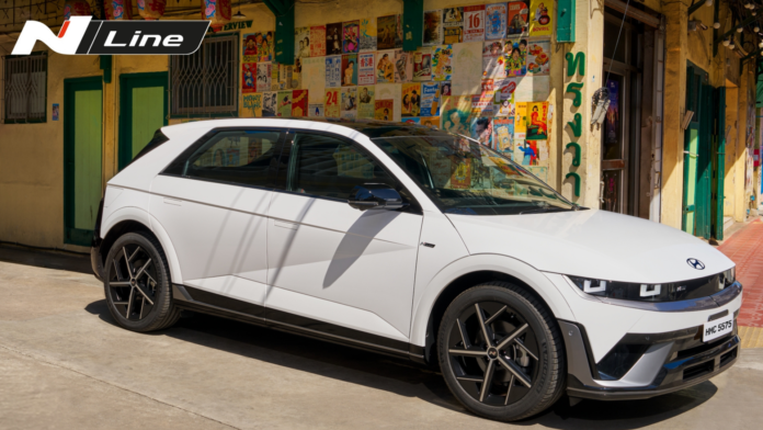 Hyundai IONIQ 5 N Line รุ่นประกอบไทย สีขาว ดีไซน์สปอร์ต N Line จอดหน้าตึกสไตล์วินเทจ