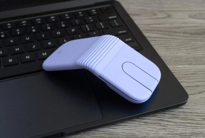 เมาส์ไร้สาย Logitech Mobi Fold สีขาววางอยู่บนแล็ปท็อป
