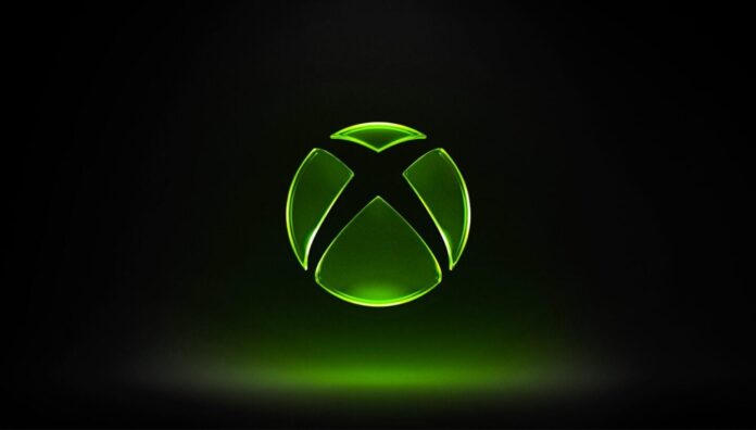 โลโก้ Xbox สีเขียวเรืองแสงบนพื้นหลังสีดำ พร้อมแสงสะท้อนใต้โลโก้