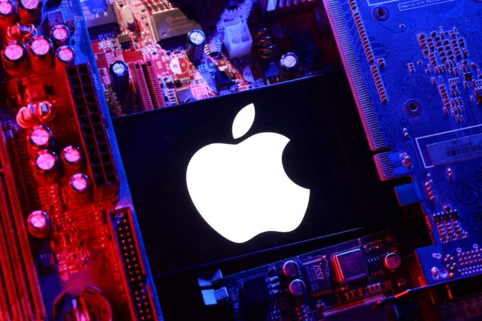 โลโก้ Apple บนชิป ท่ามกลางแผงวงจรอิเล็กทรอนิกส์