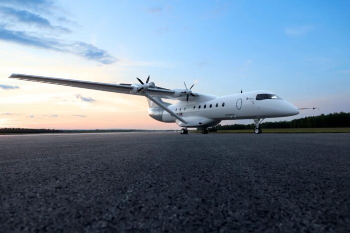 เครื่องบินต้นแบบพลังงานไฟฟ้า X1 ของ Heart Aerospace บนรันเวย์สนามบิน