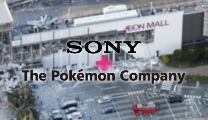 โลโก้ Sony และ The Pokémon Company พร้อมเครื่องหมายบวก แสดงบนภาพพื้นหลังอาคารที่ได้รับผลกระทบจากแผ่นดินไหวในญี่ปุ่น