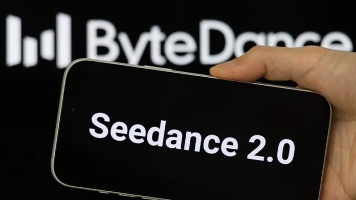 ภาพสมาร์ตโฟนแสดงโลโก้ ByteDance และข้อความ Seedance 2.0 บนหน้าจอมือถือ