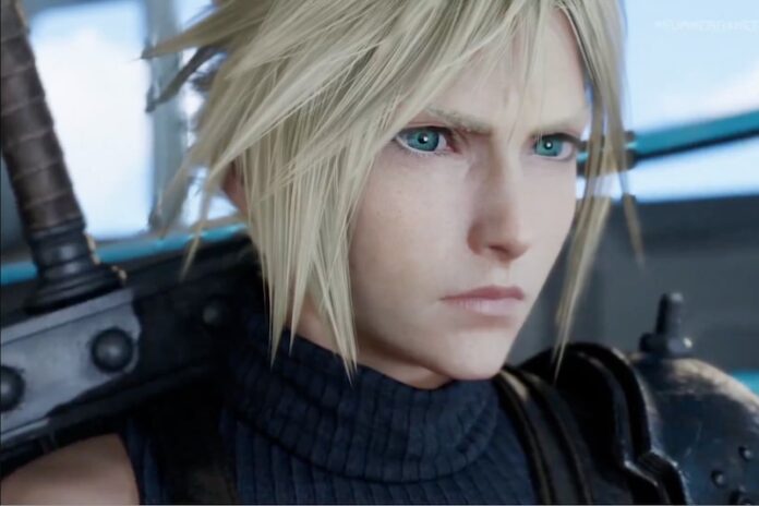 Cloud Strife จาก Final Fantasy VII Revelation ในชุดสีดำ พร้อมดาบ Buster Sword บนแผ่นหลัง
