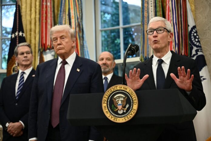 Donald Trump ยืนอยู่ข้าง Tim Cook ซีอีโอ Apple ระหว่างการแถลงข่าวที่ทำเนียบขาว