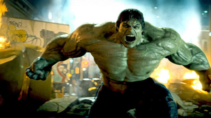 Hulk ยืนอยู่ท่ามกลางซากปรักหักพังและเปลวไฟในฉากจาก The Incredible Hulk