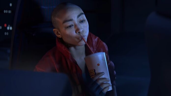 Jordan ในเกม Intergalactic: The Heretic Prophet กำลังดูดน้ำจากแก้ว