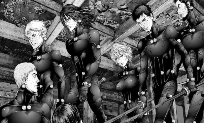 ตัวละครจากมังงะ Gantz ในชุดต่อสู้สีดำ ยืนรวมกลุ่มอยู่ท่ามกลางซากปรักหักพัง