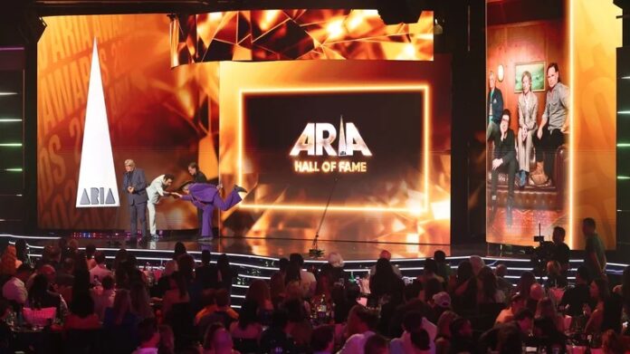 โลโก้ ARIA บนฉากหลังในบรรยากาศงานประกาศรางวัล
