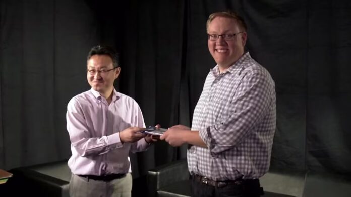 Shuhei Yoshida และ Adam Boyes ในวิดีโอแบ่งปันแผ่นเกม PS4 ในตำนาน