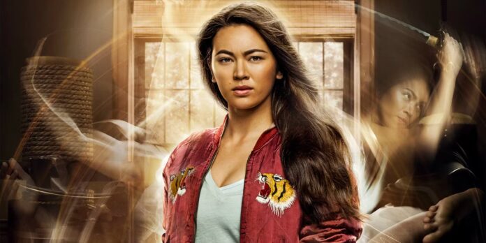 Jessica Henwick ยืนอยู่ด้านหน้า ฉากหลังเป็นเงาตัวละครหลายคนในโทนสีน้ำตาลทอง