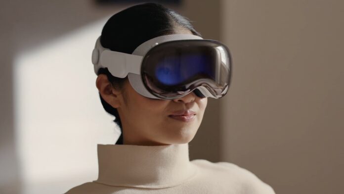 ผู้ใช้งานกำลังสวมแว่นตาอัจฉริยะ Apple Vision Pro