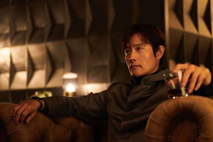 Lee Byung-hun นั่งอยู่ในห้องโถงกว้างสไตล์โมเดิร์น