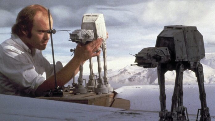 Phil Tippett ขณะกำลังทำงานกับโมเดลการสร้างภาพยนตร์ Star Wars