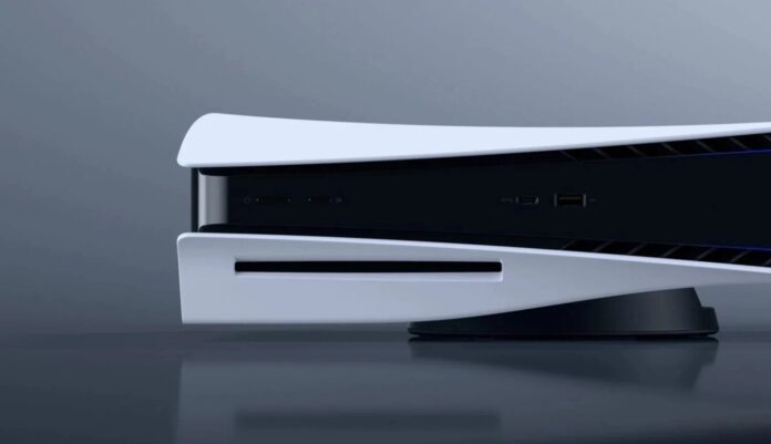 เครื่องเล่นเกม PlayStation 5 สีขาวดำ มุมมองด้านหน้า เห็นช่องใส่แผ่นดิสก์