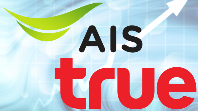 โลโก้ AIS และ True บนพื้นหลังกราฟธุรกิจ พร้อมเส้นกราฟและลูกศรชี้ขึ้น สื่อถึงผลประกอบการ กำไร และการเติบโตของธุรกิจโทรคมนาคมไตรมาส 2/2569