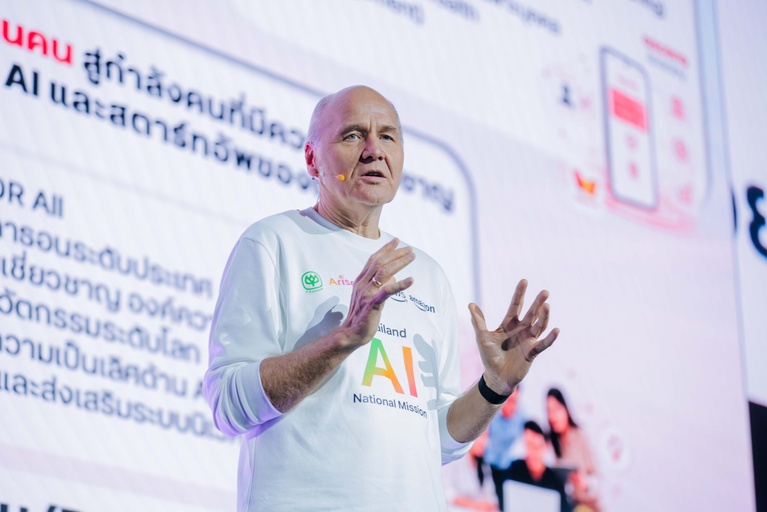 ซิกเว่ เบรกเก้ กล่าวบนเวที Thailand AI National Mission