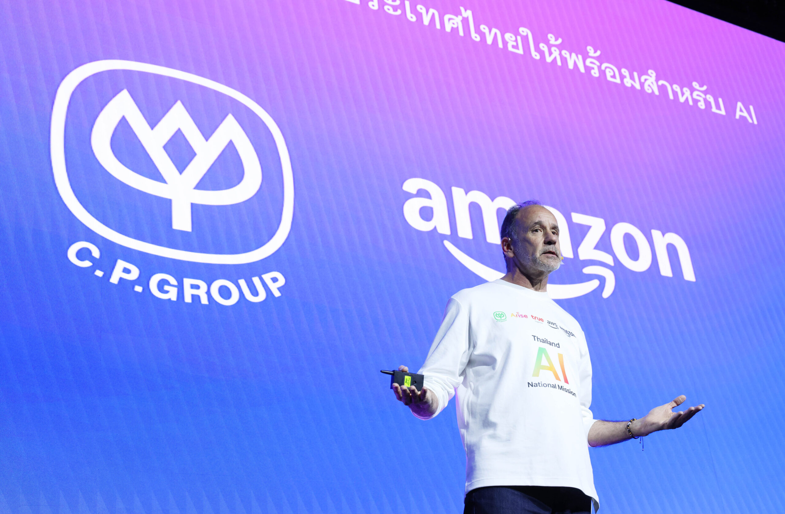 ไฮเม่ วัลเลส์ จาก Amazon Web Services กล่าวบนเวที Thailand AI National Mission