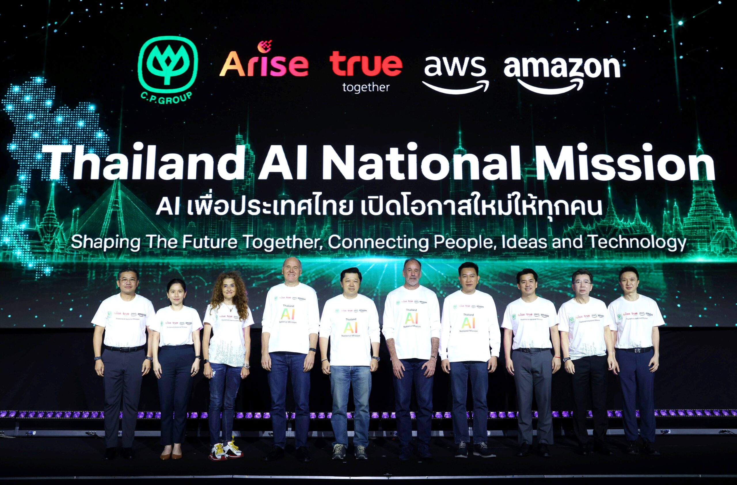 ผู้บริหารเครือซีพี อไรซ์ ทรู Amazon และ AWS ยืนร่วมกันหน้าจอ Thailand AI National Mission