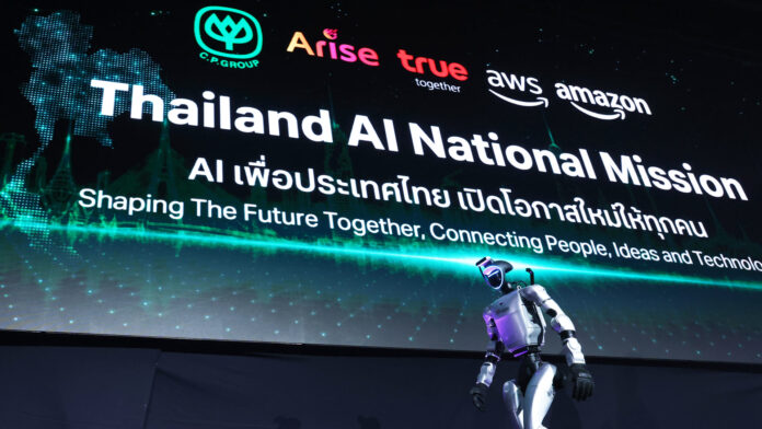หุ่นยนต์ครึ่งตัวบนเวที Thailand AI National Mission พร้อมโลโก้ CP Group, Arise, True, AWS และ Amazon