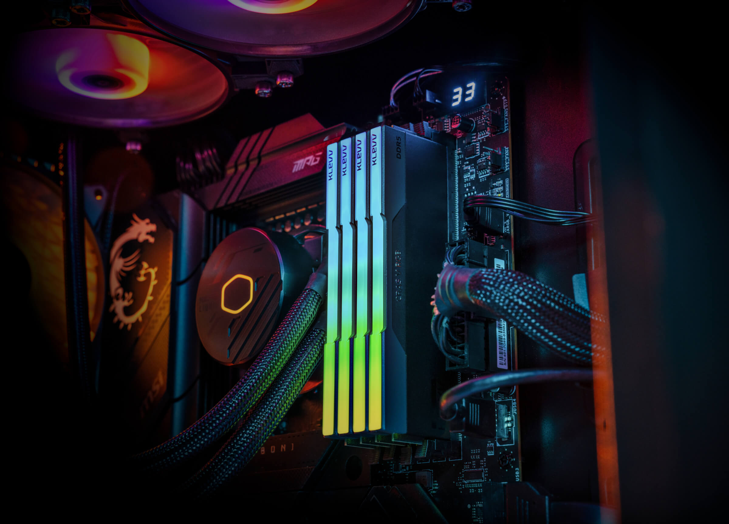 แรม KLEVV CRAS V RGB สีขาวสี่โมดูลติดตั้งในชุดพีซีพร้อมไฟ RGB