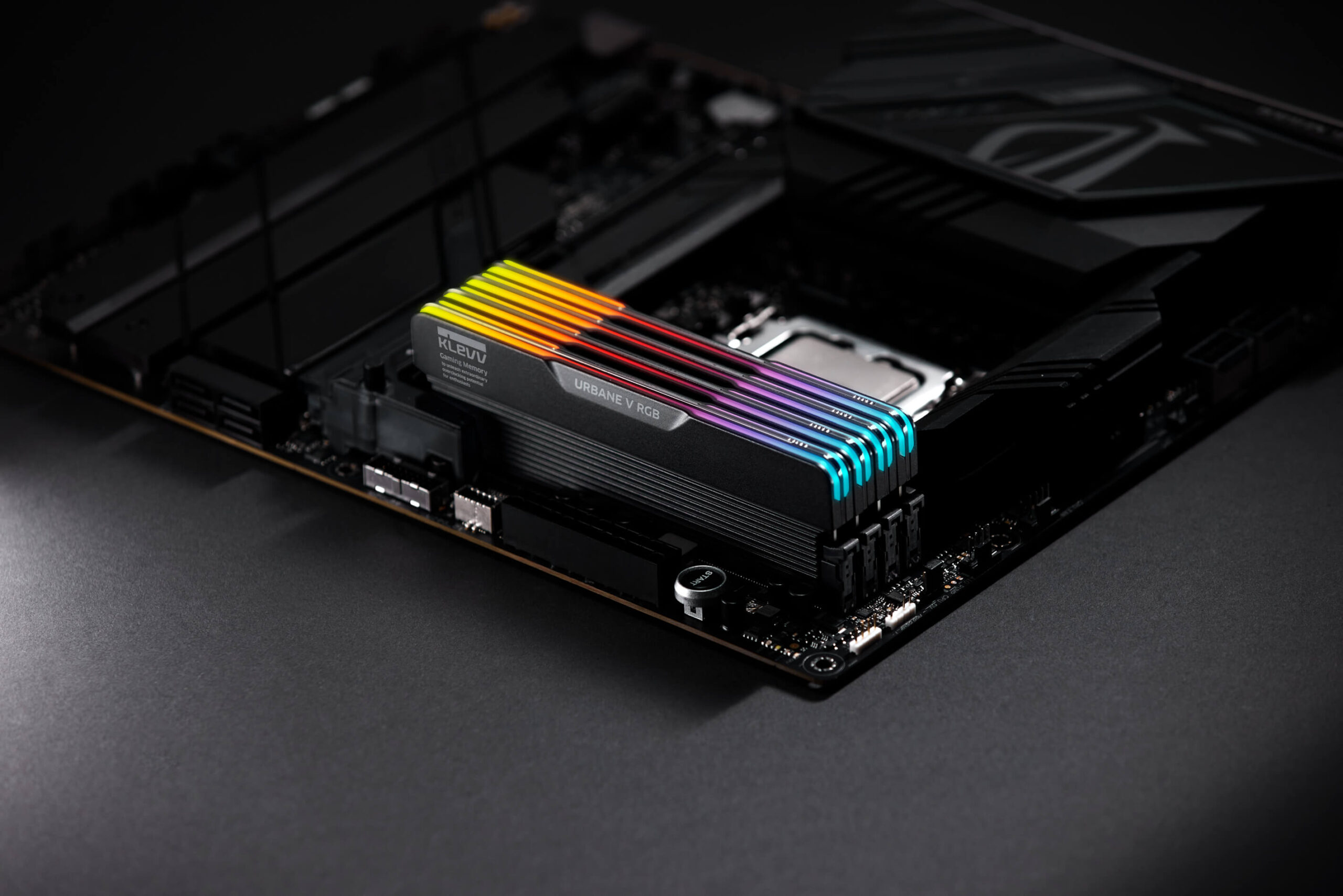 แรม KLEVV URBANE V RGB สี Jet Black ติดตั้งบนเมนบอร์ดพร้อมไฟ RGB