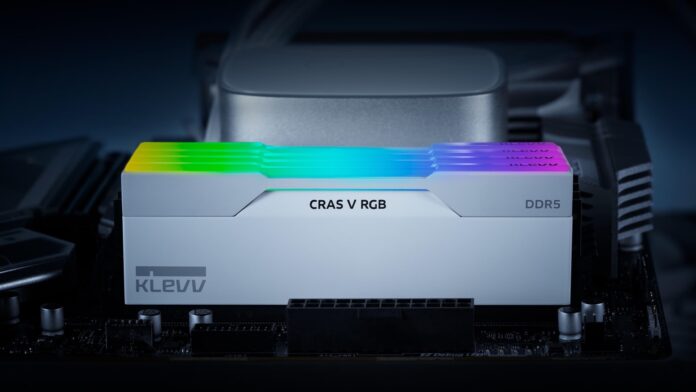 แรม KLEVV CRAS V RGB สีขาวติดตั้งบนเมนบอร์ดพร้อมไฟ RGB