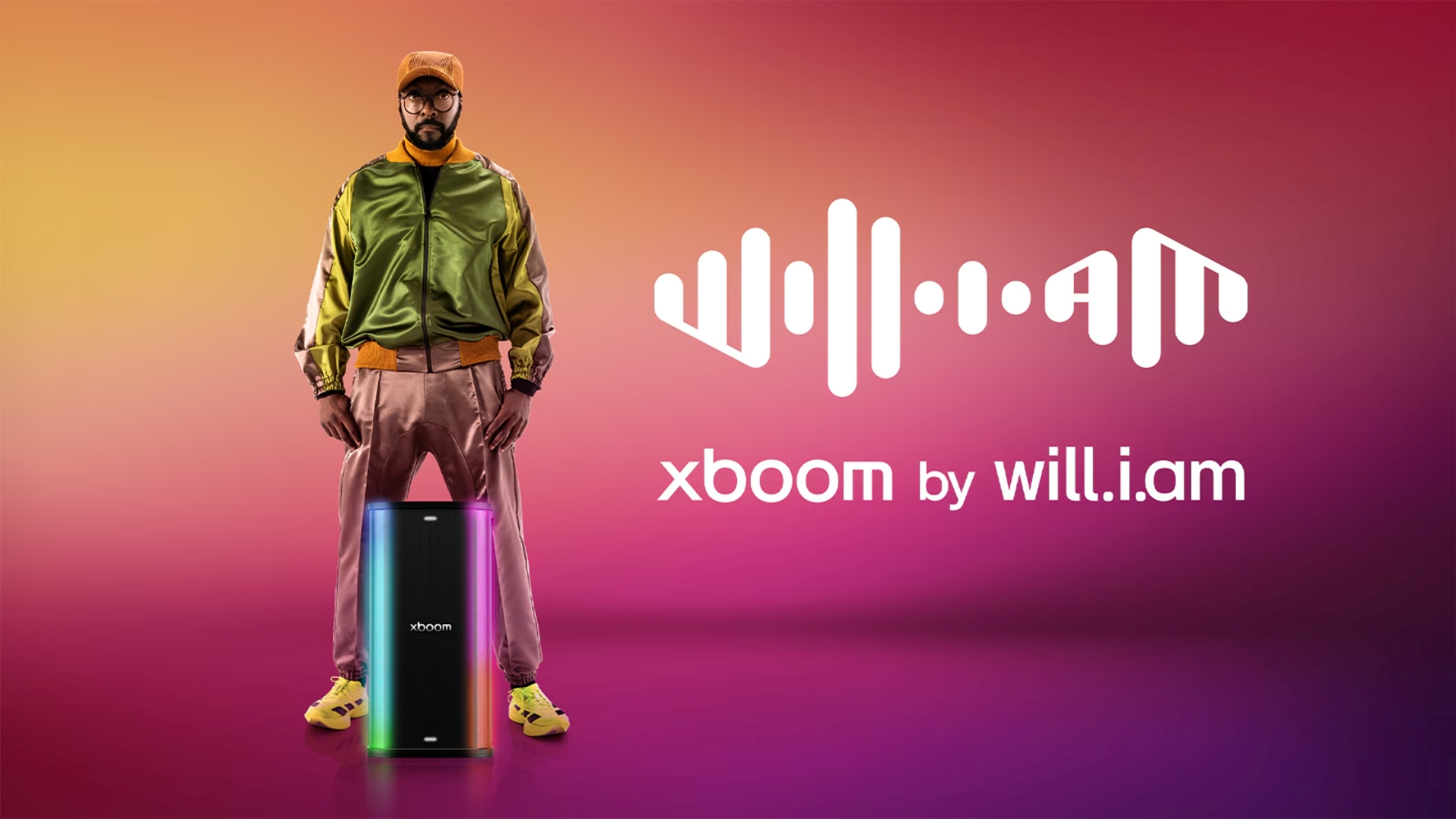 will.i.am ยืนอยู่ด้านหลังลำโพงปาร์ตี้พร้อมข้อความ xboom by will.i.am