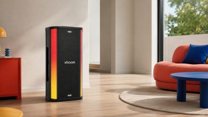 ลำโพง LG xboom Stage 501 สีดำพร้อมแถบไฟ วางอยู่ในห้องนั่งเล่น