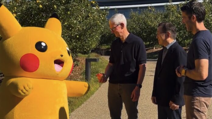 Pikachu ยืนพบ Tim Cook ตัวแทนทีม Pokémon และ John Ternus ภายในสวนของ Apple Park