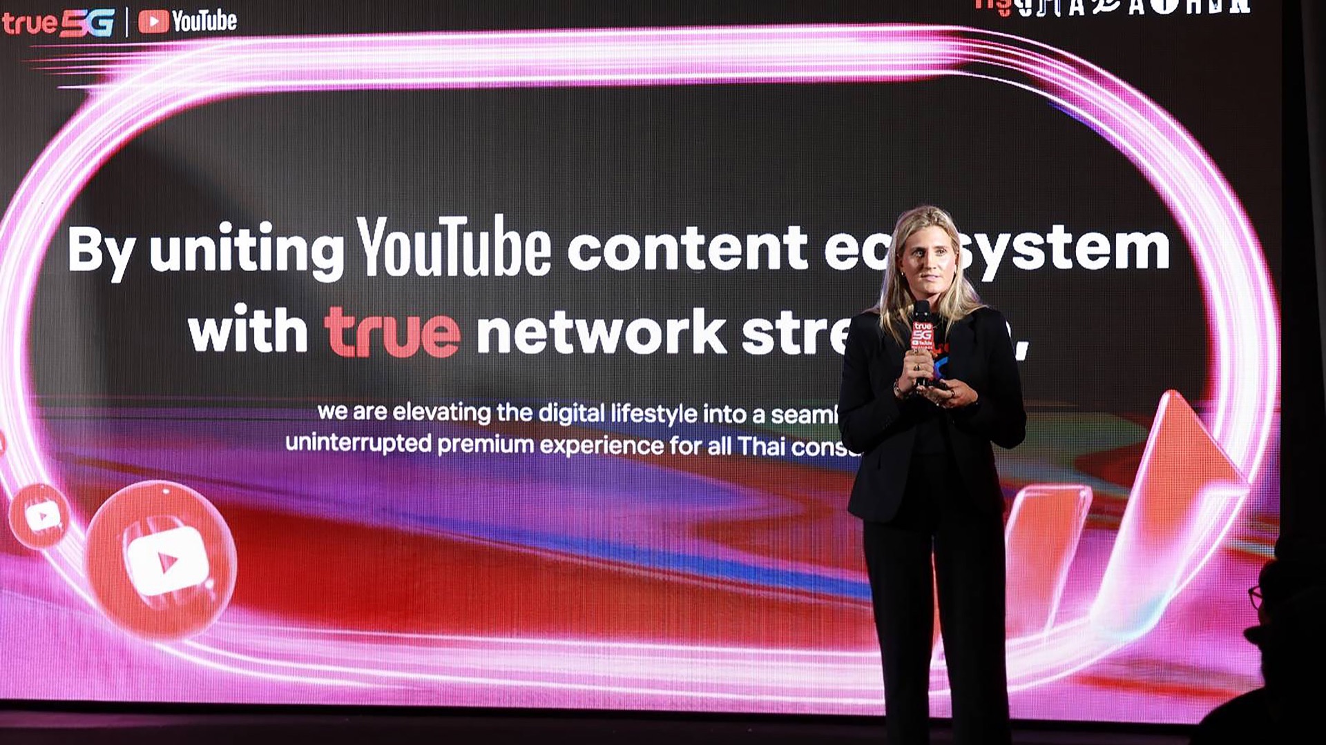 วีเวเก เอลิซาเบธ เรย์เมิร์ต นำเสนอความร่วมมือระหว่างทรูและ YouTube บนเวที