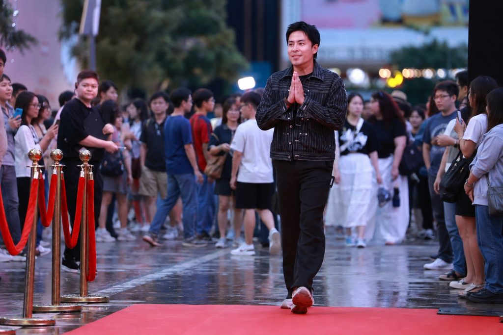 ครีเอเตอร์ช่อง Go Went Go เดินเข้าสู่งานบนพรมแดง