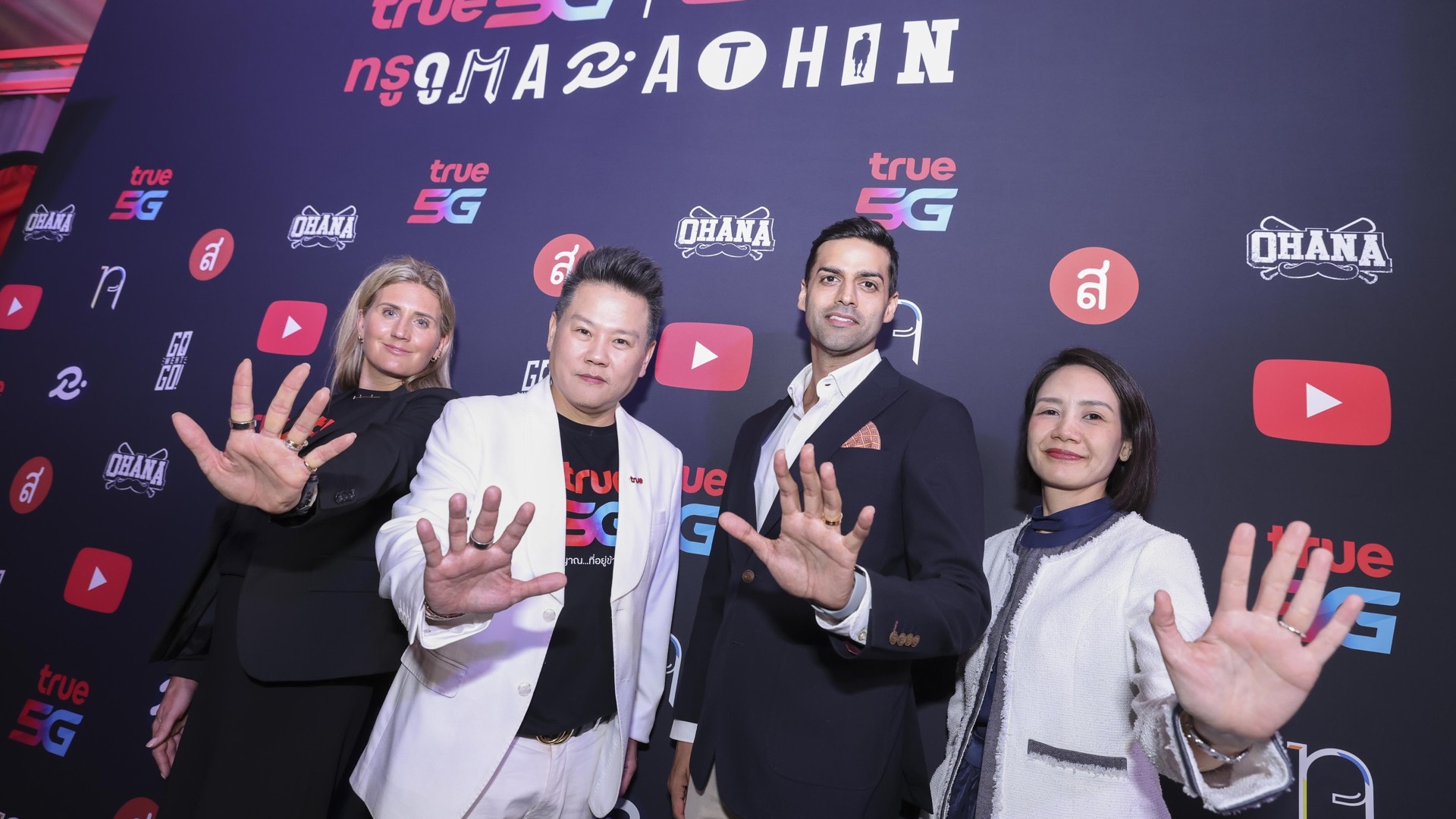 กลุ่มผู้บริหาร True และ YouTube ถ่ายภาพร่วมกันในงาน ทรู ดู MARATHON