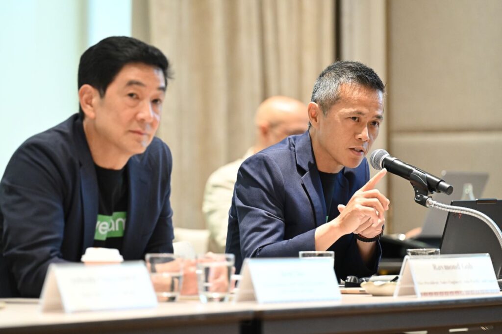 เรย์มอนด์ โกะ พูดภายใน Media Session ของ Veeam โดยมีเบนิ เซียนั่งอยู่ด้านหลัง