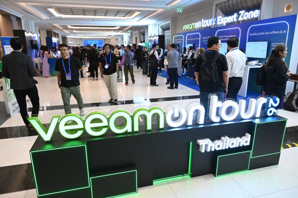 ผู้ร่วมงานเดินชม VeeamON Tour Thailand 2026 และโซน Expert Zone ในกรุงเทพฯ