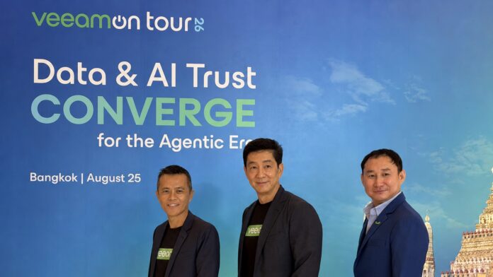 ผู้บริหาร Veeam สามคนยืนหน้าฉาก VeeamON Tour Thailand ในกรุงเทพฯ