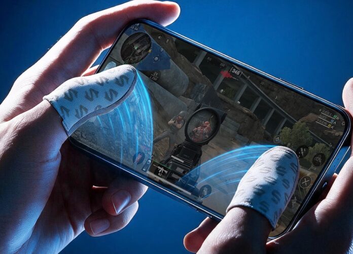 ภาพการสวมปลอกนิ้วเล่นเกม Black Shark Silver Blade 3 Pro กำลังแตะสัมผัสบนหน้าจอมือถือ