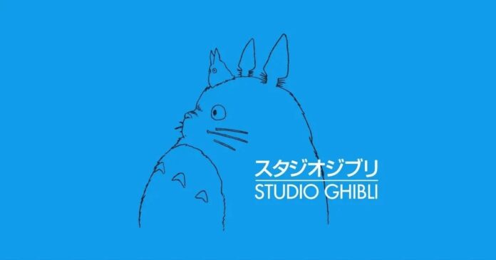 โลโก้ Studio Ghibli เป็นลายเส้นตัวละคร โตโตโร่ (Totoro) บนพื้นหลังสีฟ้า
