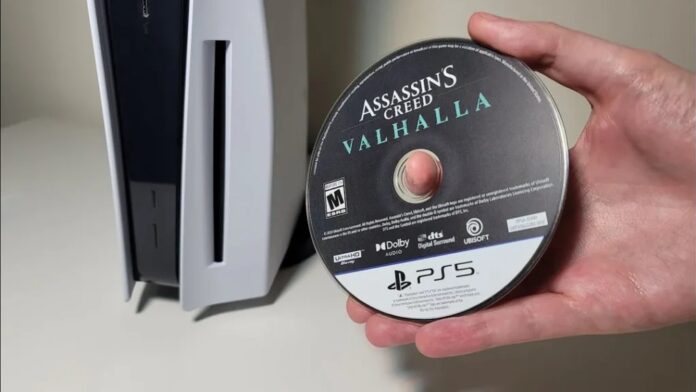 มือถือแผ่นเกม Assassin's Creed Valhalla ข้างเครื่อง PS5