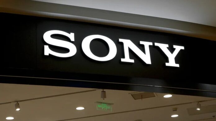 โลโก้ Sony สีขาวบนป้ายร้านค้า