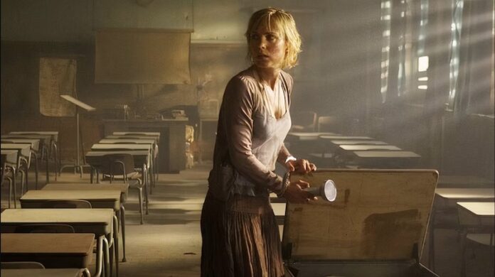 ฉากตัวละคร Rose ถือไฟฉายในห้องเรียนร้างจากภาพยนตร์ Silent Hill