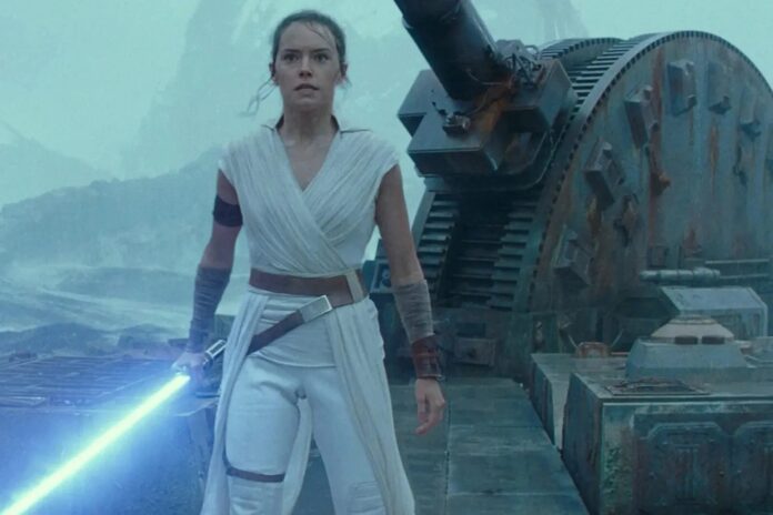 Rey ถือดาบไลท์เซเบอร์ในภาพยนตร์ Star Wars