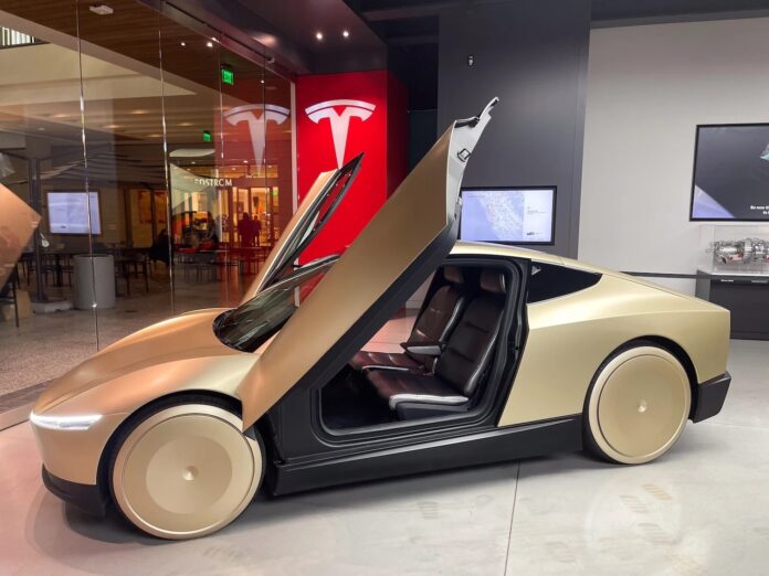 รถยนต์ไฟฟ้า Tesla Cybercab สีทองเปิดประตูปีกผีเสื้อ จอดแสดงในโชว์รูม Tesla